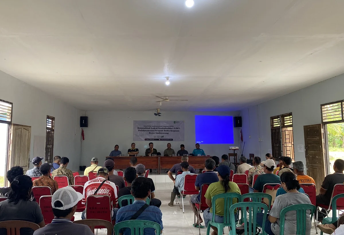 Diskusi partisipatif masyarakat desa dalam konsultasi Proyek Delta Kapuas membahas pengelolaan hutan desa, perubahan iklim, hingga mekanisme saran dan keluhan sebagai bentuk kontrol sosial.