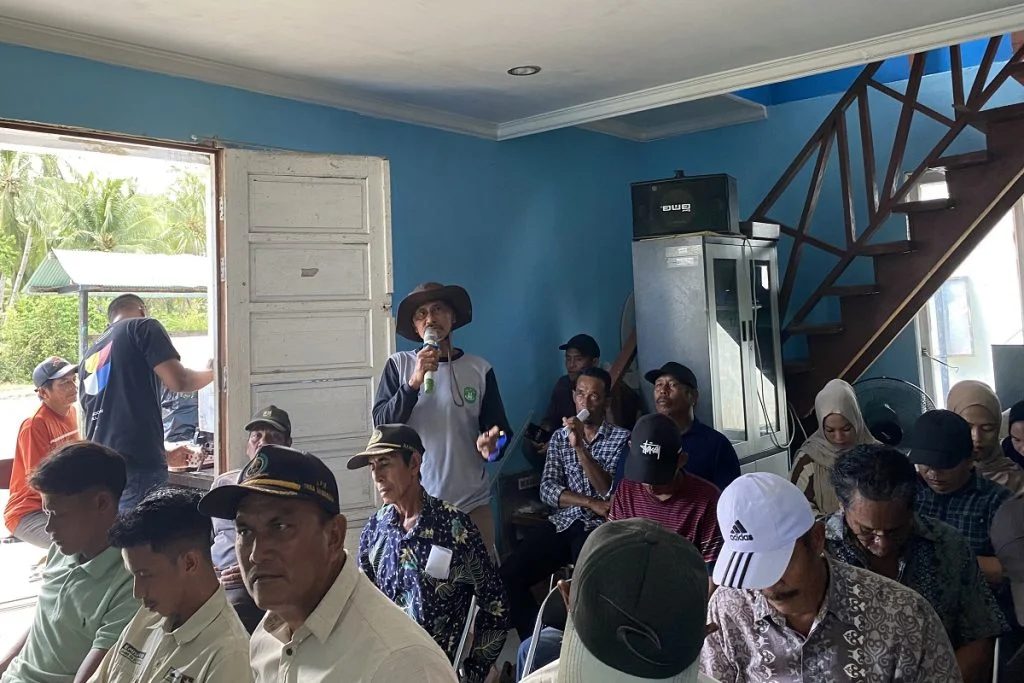 Suasana konsultasi pemangku kepentingan lokal Proyek Delta Kapuas yang menghadirkan pemerintah desa, perempuan, pemuda, dan kelompok usaha perhutanan sosial untuk memastikan keputusan diambil secara kolektif.